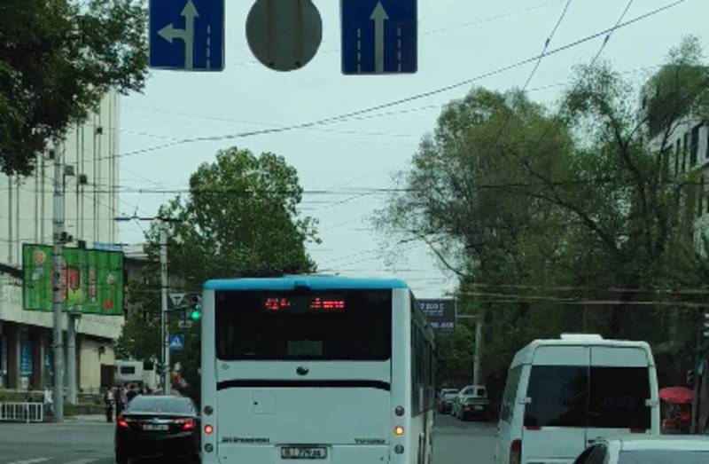 На Абдрахманова - Киевской водитель автобуса №42 повернул со второй полосы (видео)