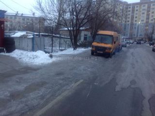 Житель Бишкека жалуется на припаркованные маршрутки на проезжей части в 5 мкр (фото)