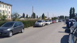 В Бишкеке возле школы №94 водители не соблюдают правила парковки