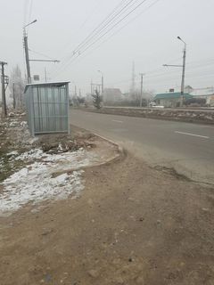 Навес для мусорных контейнеров на Омуракунова-Садыкова в Ак-Орго мешает обзору транспортного движения, - житель (фото)