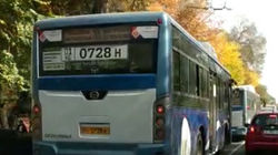 На Московской водители двух маршрутных автобусов №35 выехали на встречную полосу (видео)