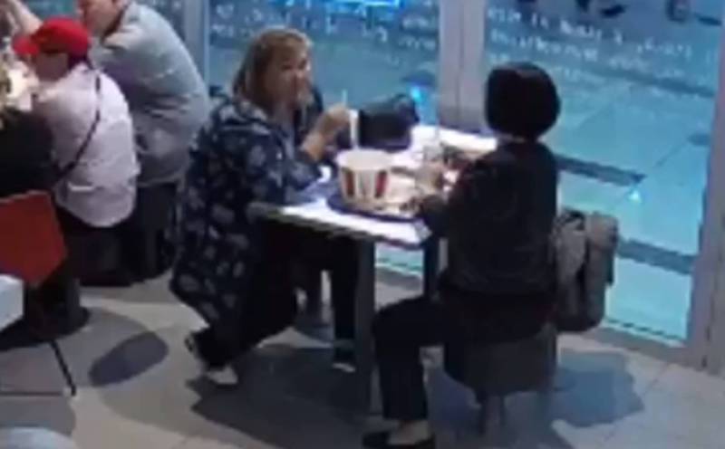 Момент кражи пальто из KFC попал на видео