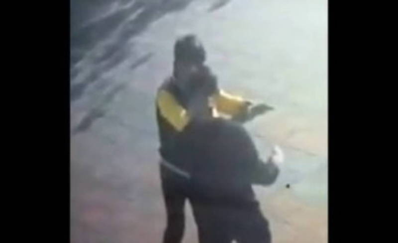 Драка двух парней возле автомойки в городе Ош попала на видео