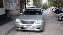 На ул. Ибраимова автомобиль с госномером 01KG 370 ADX постоянно паркуется на тротуаре (фото)