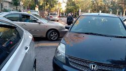 На Гоголя-Сыдыкова машины паркуются перед «зеброй» и мешают пешеходам. Видео