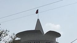На Байтик Баатыра - Медерова на крыше многоквартирного дома висит порванный флаг Кыргызстана <i>(фото)</i>