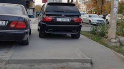 На улице Суеркулова водитель «БМВ» с госномером 329 AEG припарковал авто на тротуаре