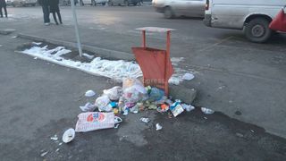 На остановке на ул.Суеркулова мусор разбросан вокруг урны (фото)