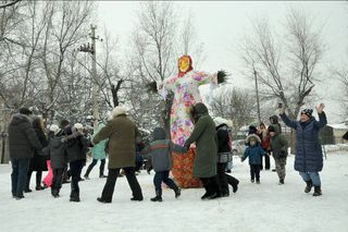 Фото — Жители жилмассива Киргизия отметили Масленицу