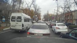 На Московская-Турусбекова несколько автомобилей выехали на встречную полосу общественного транспорта, очевидец