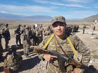 Фото — Идет ли военная форма кыргызстанским звездам?