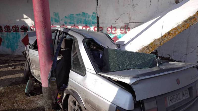Видео — В селе Талды-Суу столкнулись две машины, от удара одна из них врезалась в остановку и разрушила ее