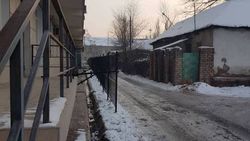 Незаконно установленный забор на ул.Табышалиева до сих пор не демонтирован