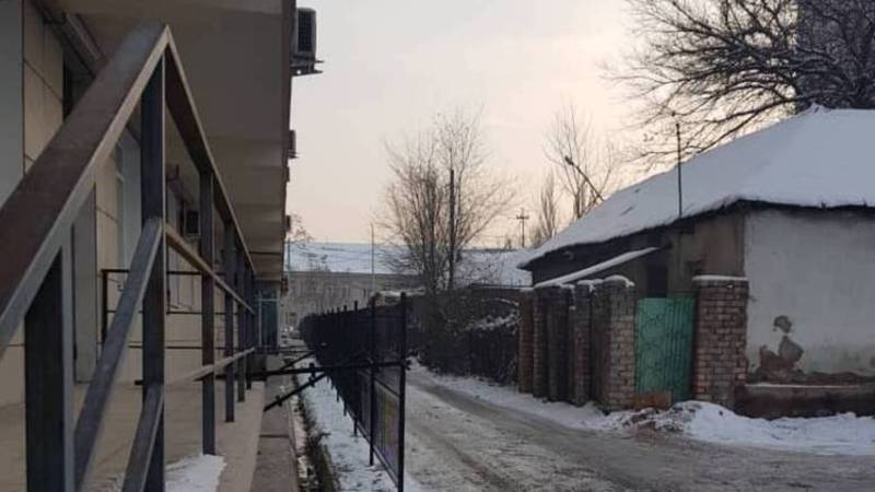 Незаконно установленный забор на ул.Табышалиева до сих пор не демонтирован