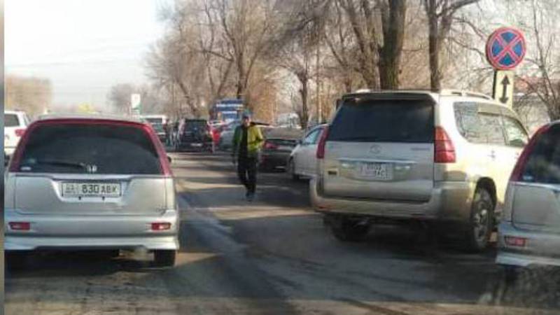 На улице Фрунзе водители игнорируют знак, запрещающий парковку (фото)