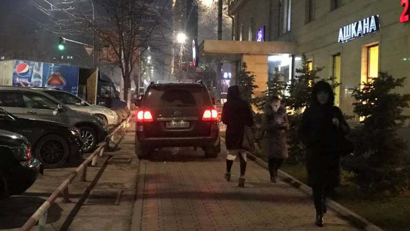 Фото — Водитель «Тойоты» припарковался на тротуаре у входа в кафе