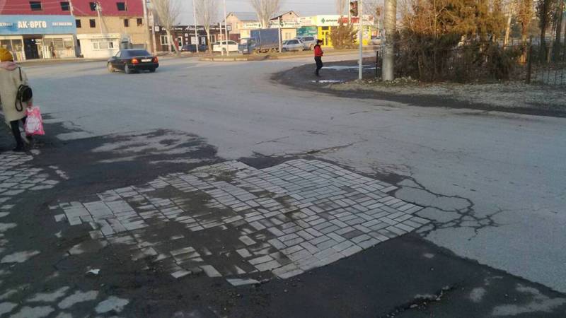 Жители Ак-Орго недовольны асфальтированием улицы Ашар после прокладки газопровода (фото)