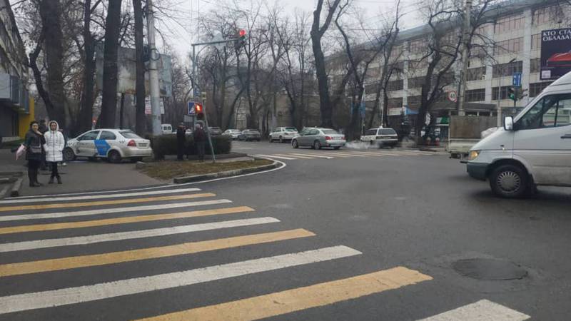 На Московской-Турусбекова сбили светофор (фото)