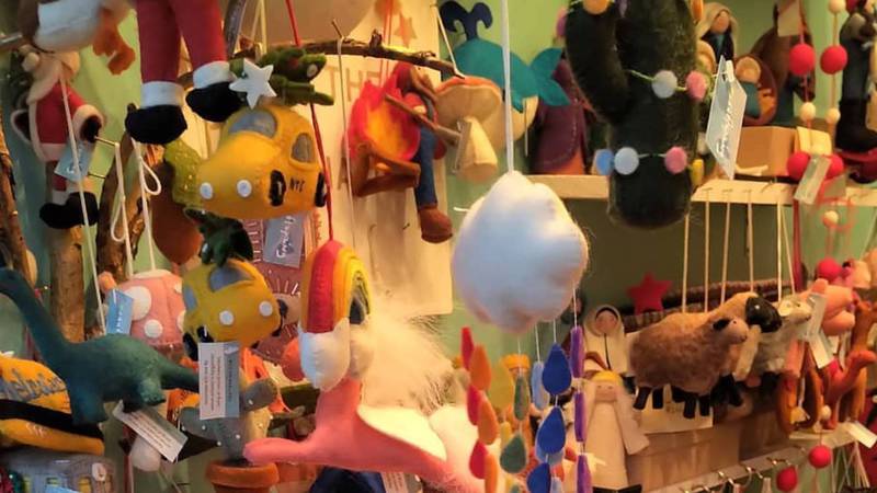 Фото — Сара Джессика Паркер посетила кыргызский магазин игрушек в Бруклине