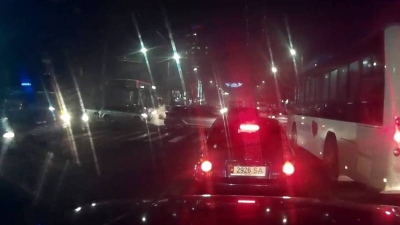 Видео — На Байтик Баатыра-Горького не работал светофор, из-за чего образовалась пробка