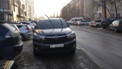 На ул.Турусбекова «Тойоту» припарковали на проезжей части. По Carcheck за ней числятся штрафы на 19 тыс. сомов. Фото