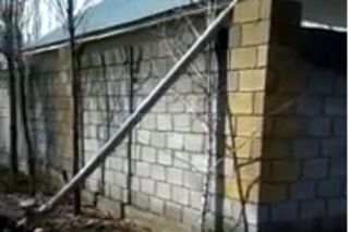 Житель Аламедина просит заменить аварийный столб на ул.Суворова (видео)