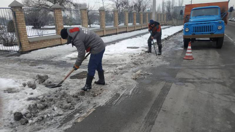 «Тазалык» очищает ул.Токтоналиева от снега. Фото