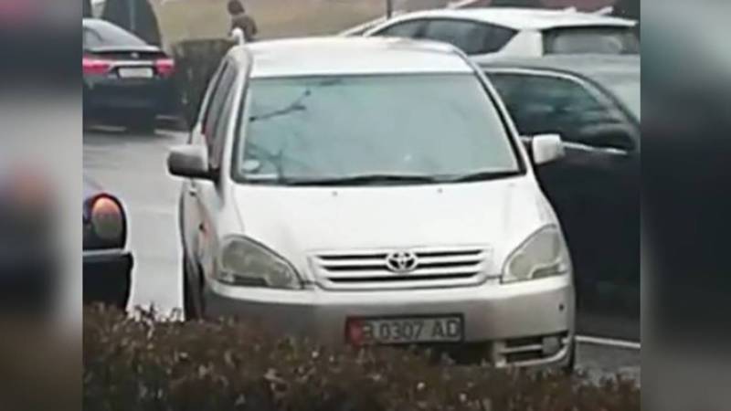 Бишкекчанин возмущен незаконной парковкой на пр.Манаса