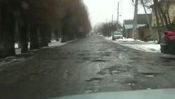 «Как после бомбежки»: Житель села Киргшелк снял на видео состояние дорог