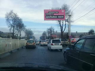 На Масалиева-Навои в Оше ежедневно образовываются пробки из-за «стихийных» таксистов, - житель