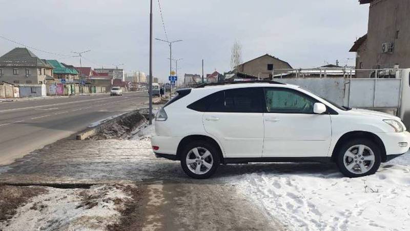 На Ахунбаева «Лексус» перекрыл тротуар. Фото