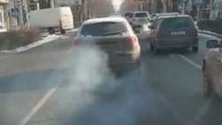 На Московской сильно дымит машина. Видео