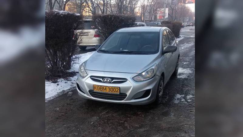 На Киевской-Ибраимова «Хендай» припарковали посреди дороги. Фото
