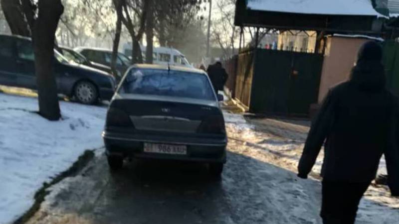 На Д.Сяопина-Каракумской машину припарковали на тротуаре. Фото