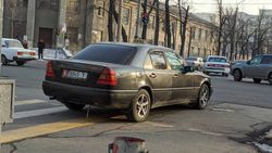 На Московской «Мерседес» припарковали на пешеходном переходе