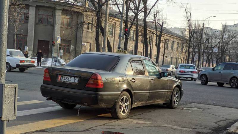 На Московской «Мерседес» припарковали на пешеходном переходе