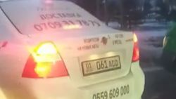 В Бишкеке водитель такси нарушил ПДД. По Carcheck авто находится в залоге/аресте. Видео