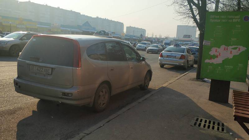 На улице Суеркулова водители такси припарковались на остановке. Фото