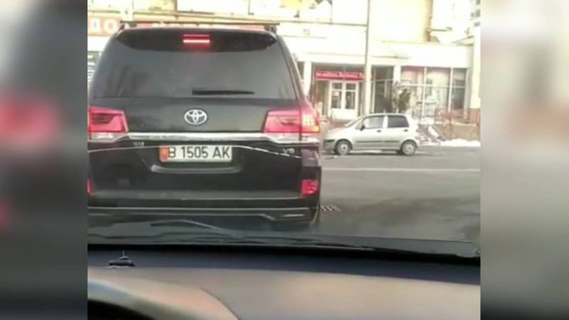В Бишкеке водитель «Тойоты Ленд Крузер» нарушил ПДД, по Carcheck за ней числятся 5 штрафов