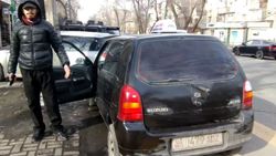 На Токтогула-Турусбекова водитель «Сузуки» припарковался на пешеходном переходе. Видео