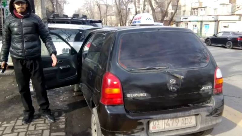 На Токтогула-Турусбекова водитель «Сузуки» припарковался на пешеходном переходе. Видео