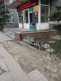 Тротуар на ул.Московской в плачевном состоянии, - житель Бишкека (фото)