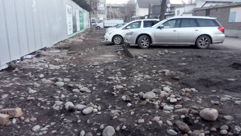 На улице Суванбердиева разрушили тротуар. Фото