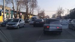 На проспекте Масалиева водитель легковушки выехал на встречную полосу. Фото