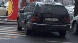 На Московской-Тыныстанова водитель такси припарковался на остановке. Фото