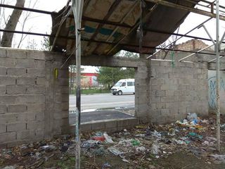 Житель мкр Аламедин просит демонтировать заброшенное кафе, которое превратилось в общественный туалет <i>(фото)</i>