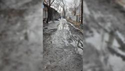 Тротуар по улице Льва Толстого утопает в грязи. Фото