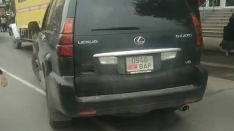 В Бишкеке водитель создает аварийные ситуации. Видео