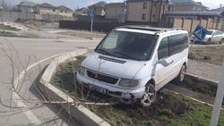 В 12 мкр водитель «Мерседеса» не справился с управлением и врезался в дорожный знак, затем в дерево. Фото