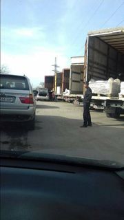 Бишкекчанин просит убрать припаркованные грузовики на ул.Садыгалиева (фото)
